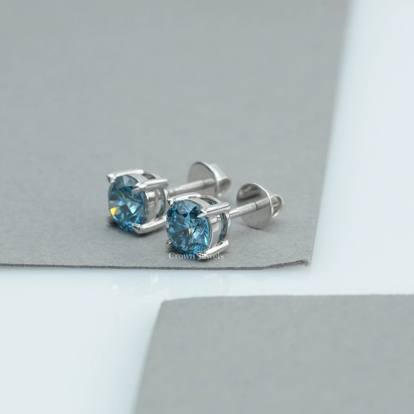 Round Cut Lab Grown Diamond Stud