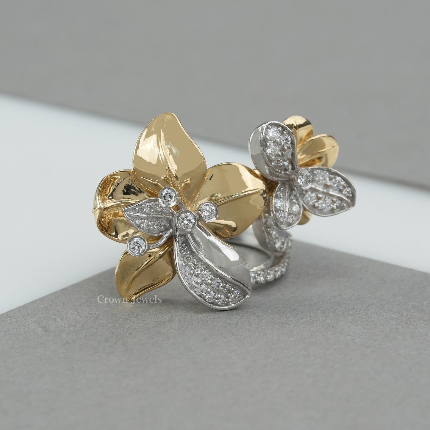 Vintage Floral Style Two Tone Round Diamond Wedding Ring