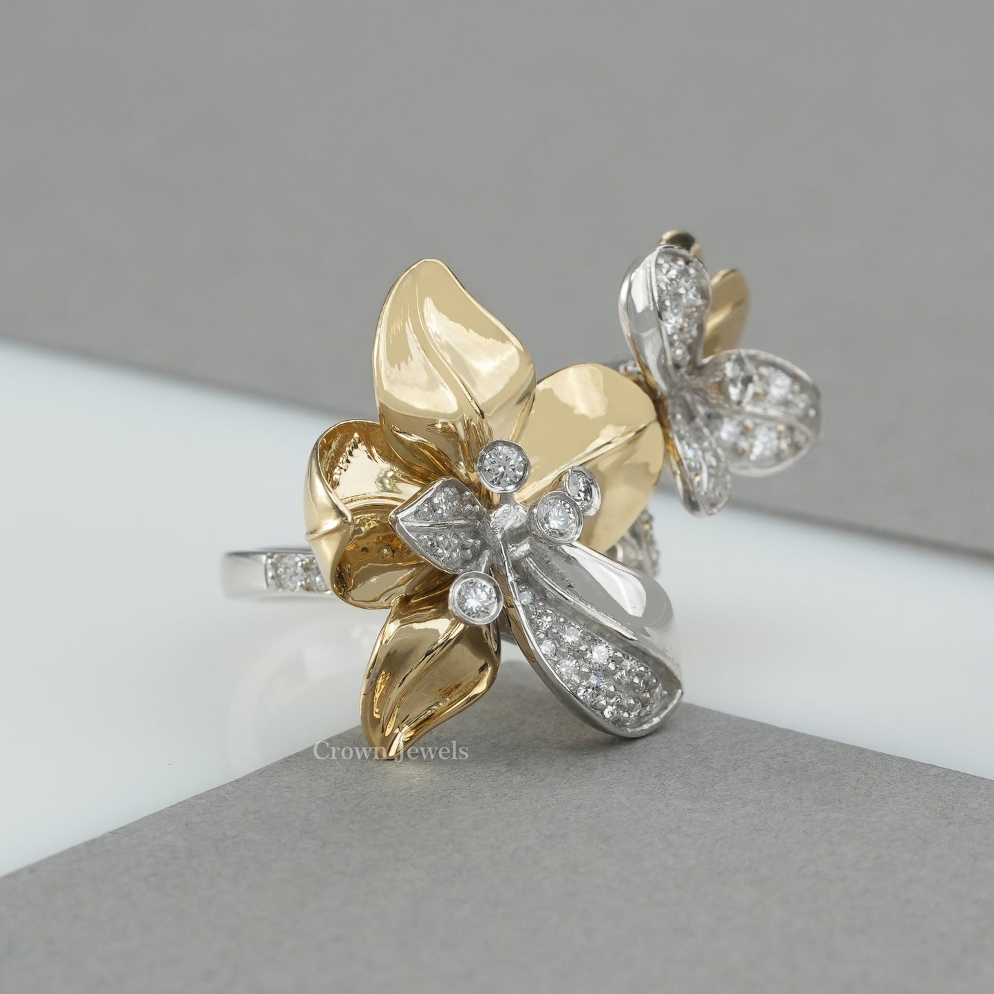 Vintage Floral Style Two Tone Round Diamond Wedding Ring