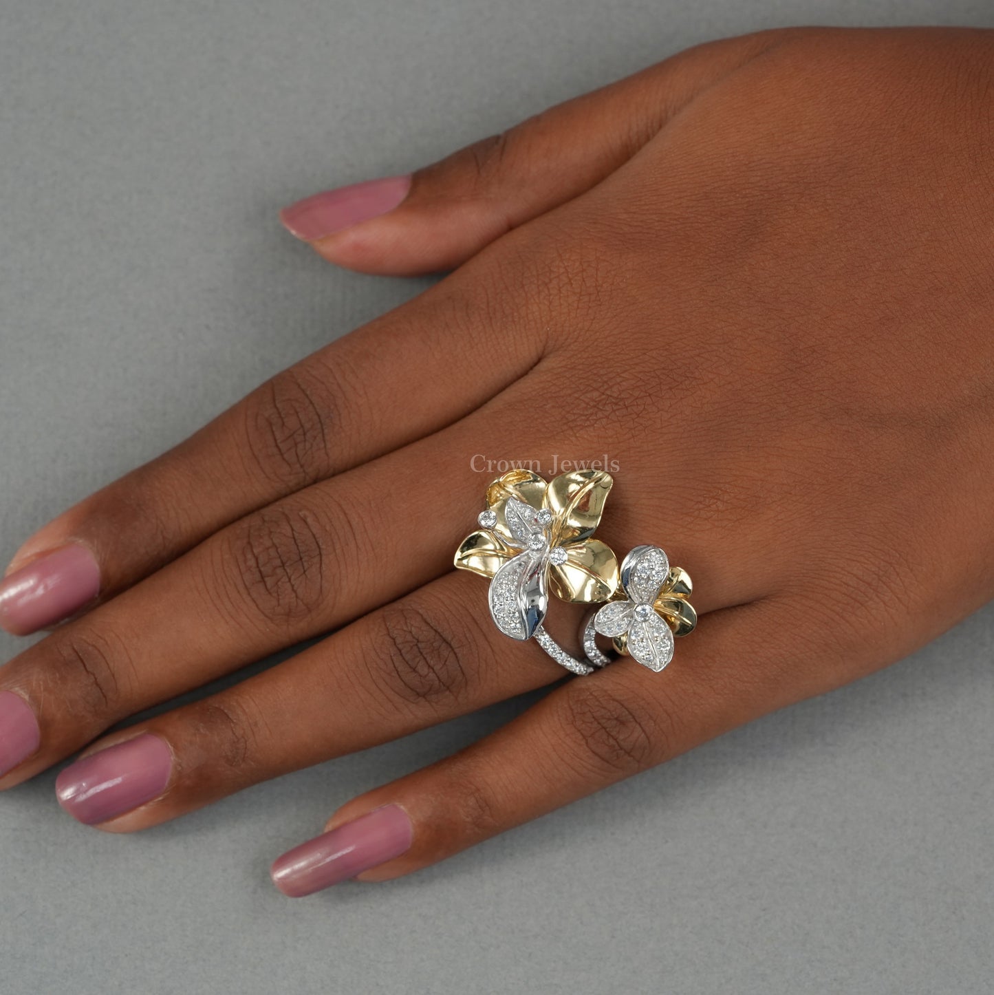 Vintage Floral Style Two Tone Round Diamond Wedding Ring