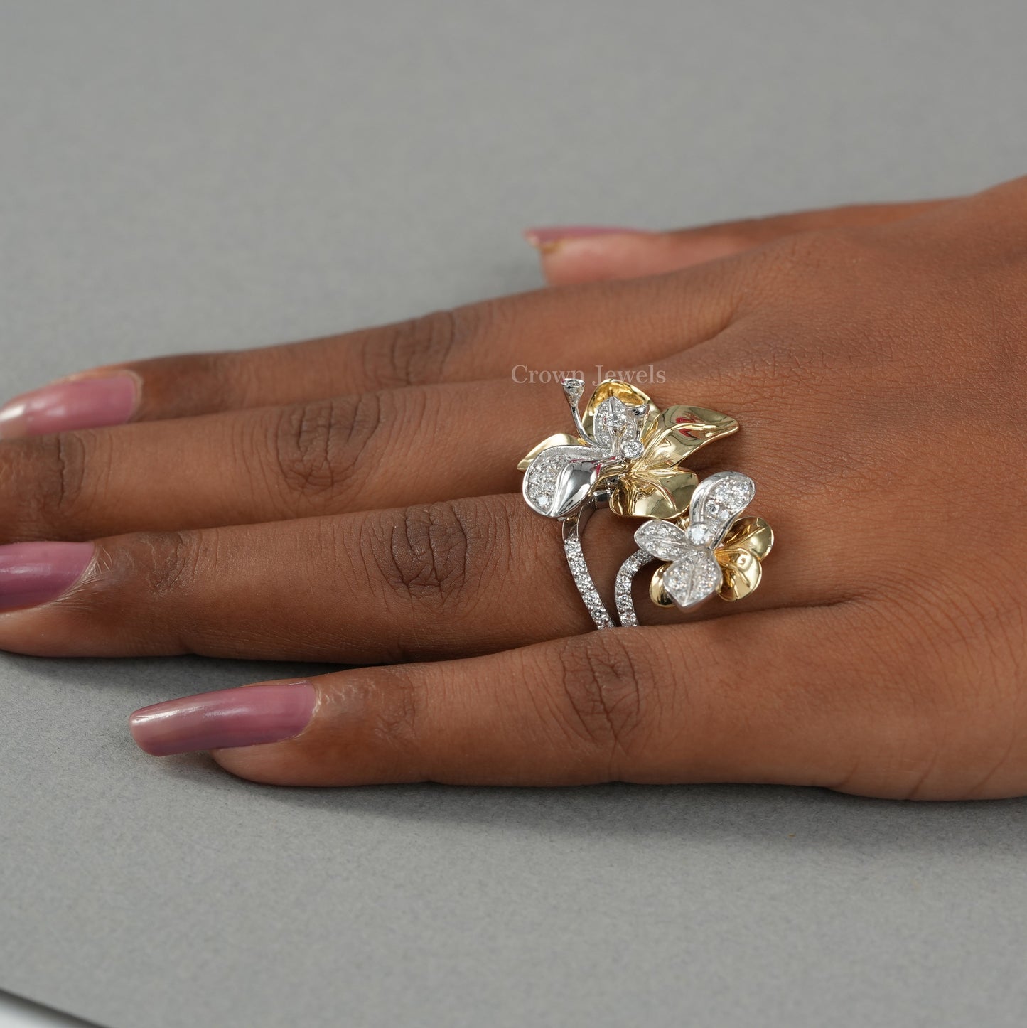 Vintage Floral Style Two Tone Round Diamond Wedding Ring