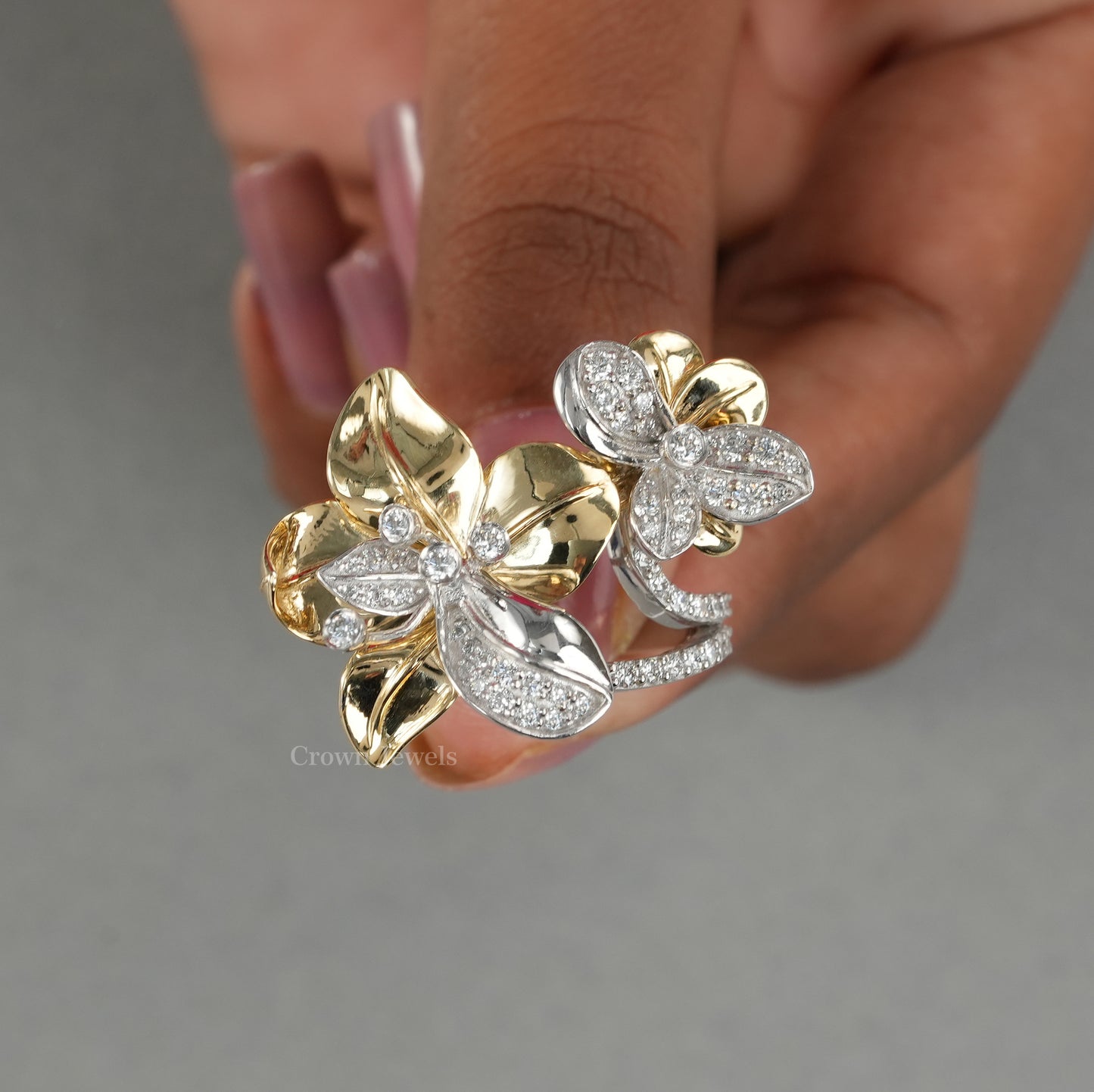 Vintage Floral Style Two Tone Round Diamond Wedding Ring