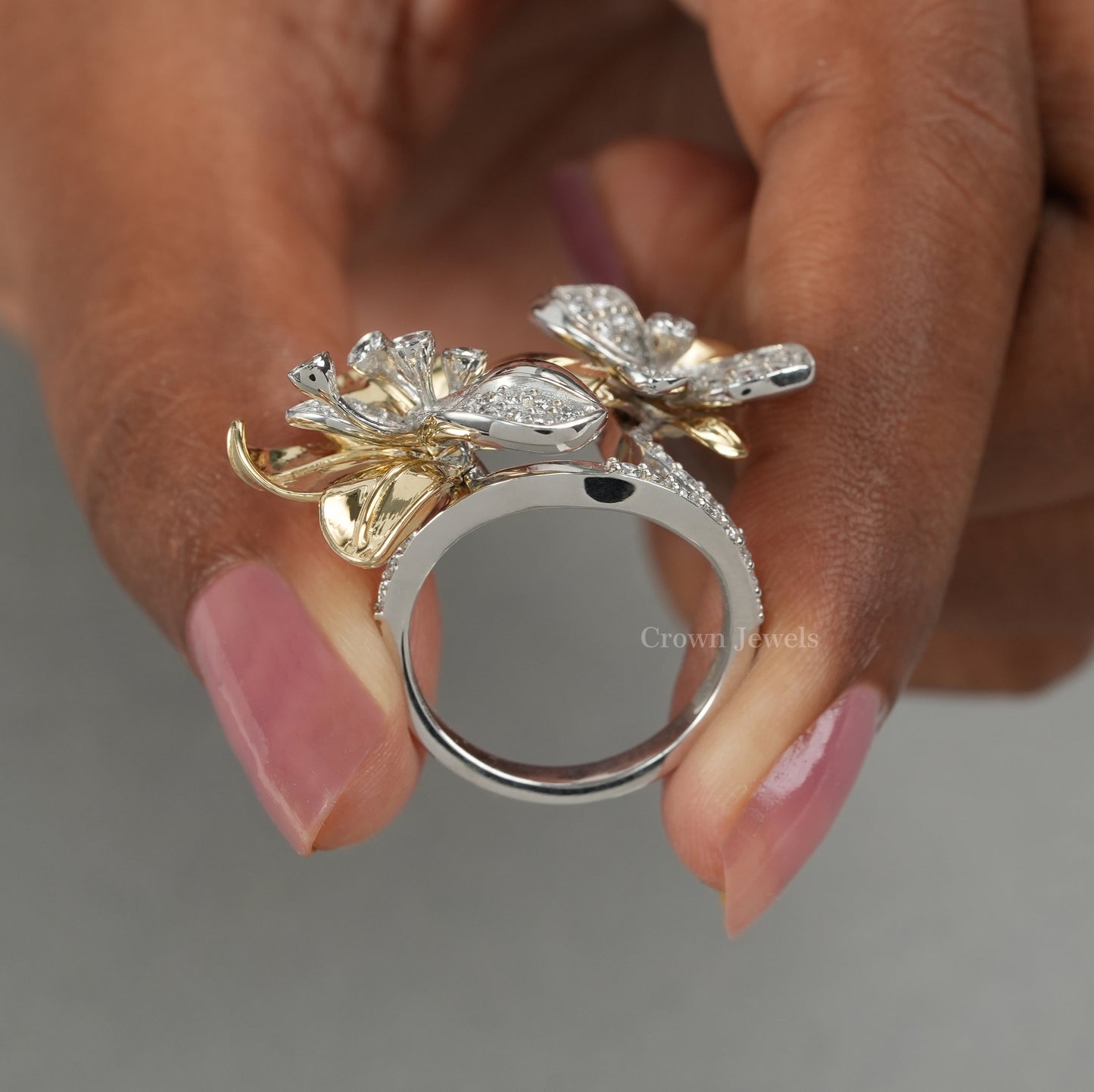Vintage Floral Style Two Tone Round Diamond Wedding Ring